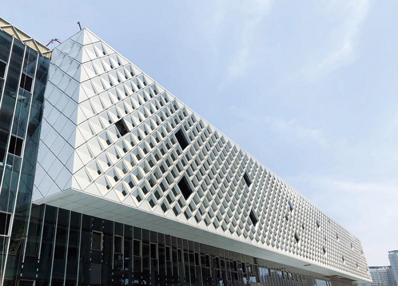 铝单板：现代建筑外立面的定制化金属装饰板材
